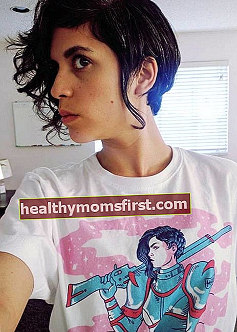 Ashly Burch dalam selfie pada Agustus 2016 mengenakan T-shirt dengan gambar yang mirip dengan dirinya yang tercetak di atasnya