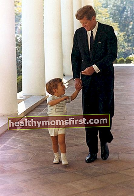 John F. Kennedy Jr. dengan ayahnya John F. Kennedy di Gedung Putih pada tahun 1963