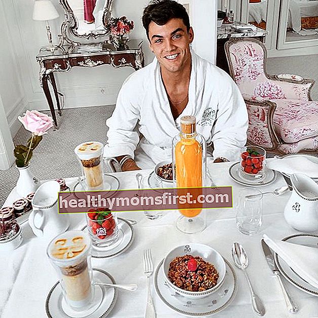 Grayson Dolan sarapan pagi di hotel di Paris, Prancis tahun 2019