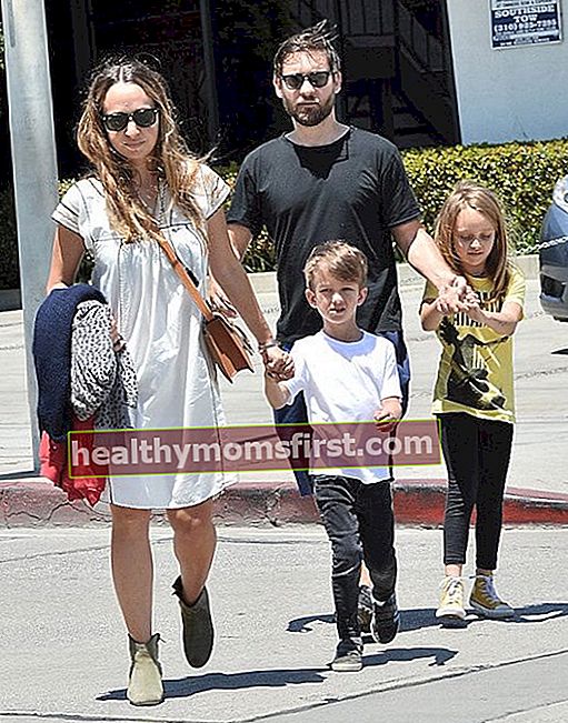Tobey Maguire bersama istri Jennifer Meyer dan anak-anak Otis (depan) dan Ruby (belakang)