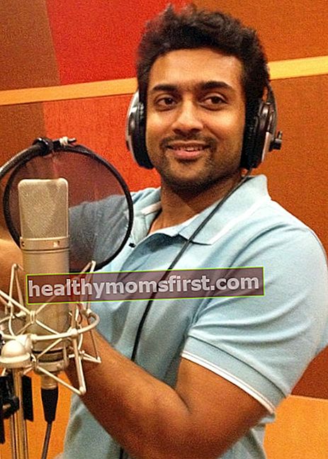 Suriya seperti yang terlihat dalam gambar yang diambil saat dia merekam suaranya untuk animasi TeachAIDS versi bahasa Tamil di Rajiv Menon Productions di Chennai, Tamil Nadu pada 24 Juli 2013