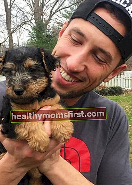 Mike Majlak dalam postingan Instagram dengan anjingnya seperti yang terlihat pada Desember 2015