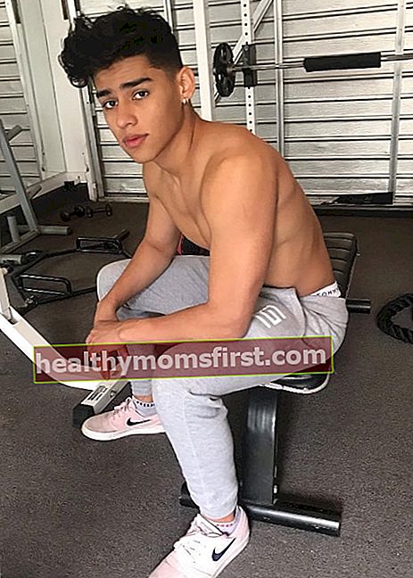 Andrew Davila seperti yang terlihat saat berpose tanpa baju di gym pada Februari 2019
