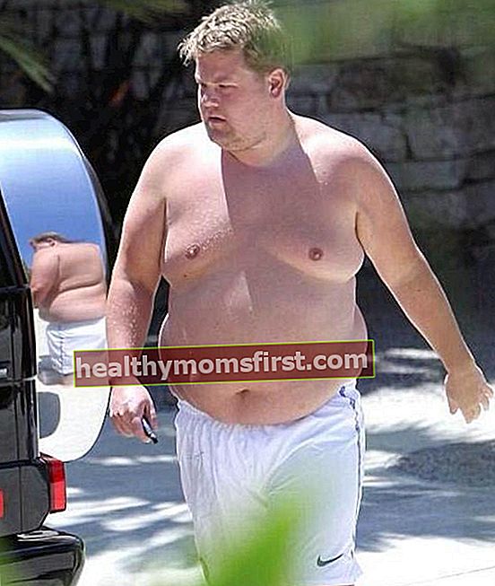2010年にロサンゼルスで休暇を過ごす上半身裸のジェームズ・コーデン