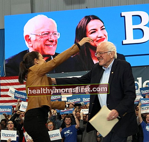 Alexandria Ocasio-Cortez dan Sen. Bernie Sanders pada rapat umum di Council Bluffs, Iowa pada November 2019
