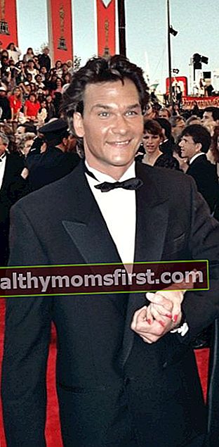 Patrick Swayze seperti yang terlihat di karpet merah Academy Awards pada tahun 1989