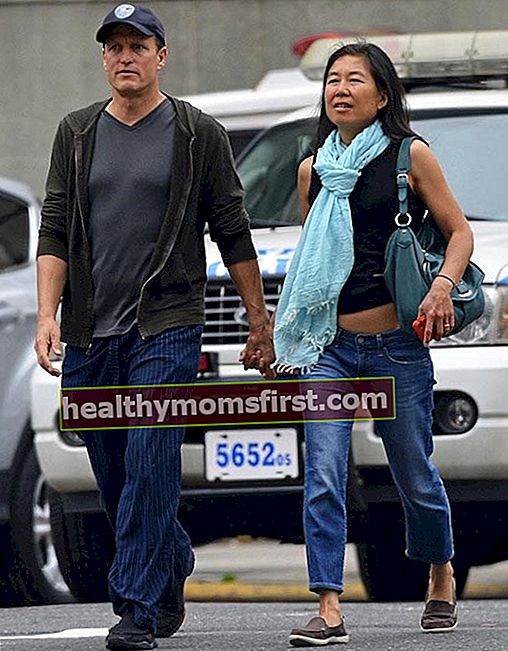 2013年5月22日にニューヨーク市で妻ローラルイと手をつないで歩くウディハレルソン