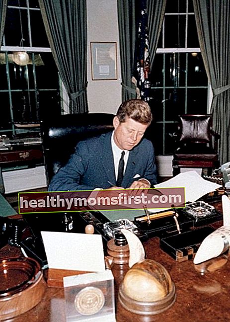 John F.Kennedy berfoto saat menandatangani Proklamasi Larangan Pengiriman Senjata Ofensif ke Kuba di Oval Office pada tanggal 23 Oktober 1962