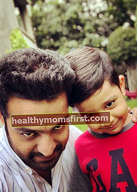 Jr. NTR seperti yang terlihat dalam selfie yang diambil dengan putranya Abhay Ram Nandamuri pada Juli 2018