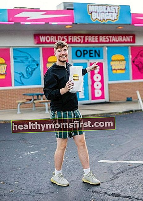 MrBeast ตามที่เห็นในภาพที่ถ่ายนอกร้านอาหาร MrBeast Burger ของเขาในเดือนธันวาคมปี 2020
