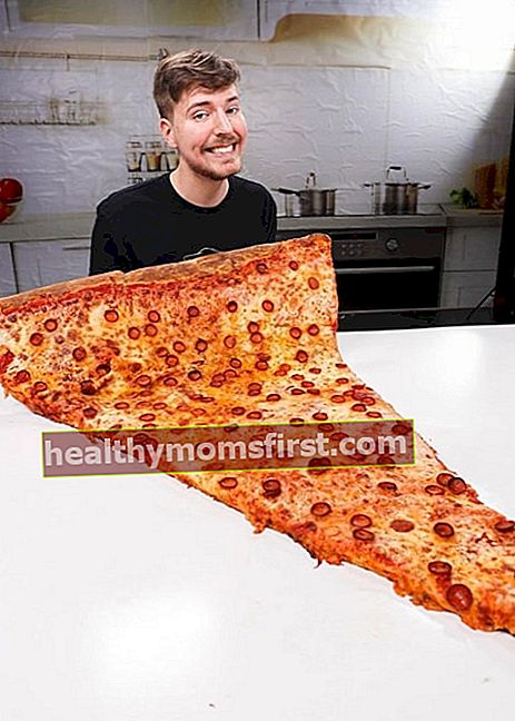 Dünyanın en büyük pizza dilimi ile Ağustos 2020'de çekilmiş bir fotoğrafta MrBeast
