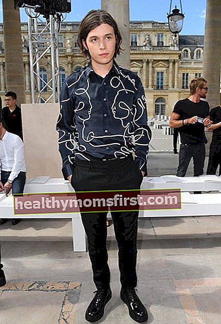 Nick Robinson di pertunjukan Louis Vuitton Menswear Spring / Summer 2017 semasa Paris Fashion Week