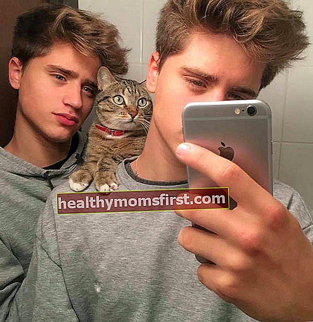 The Martinez kembar Emilio dan Ivan Right dengan kucing mereka Lukas Martinez pada bulan Mac 2017