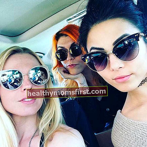 Анна Акана з друзями в селфі в Instagram у лютому 2017 року