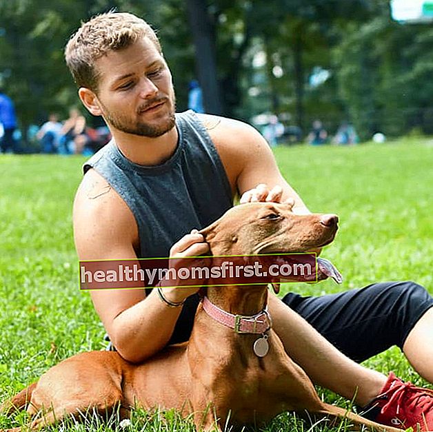 Drew Lynch dengan anjingnya seperti yang terlihat pada September 2019