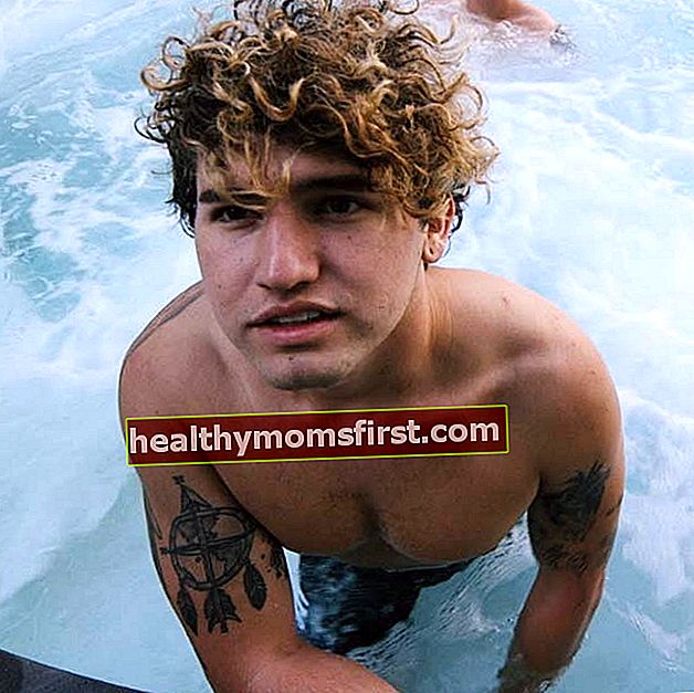 JC Caylen bertelanjang dada di kolam renang seperti yang terlihat pada tahun 2016