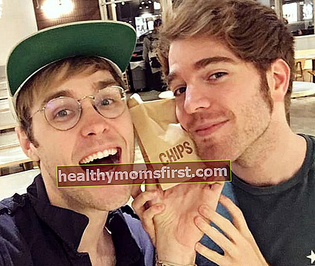 Garrett Watts (Kiri) dan Shane Dawson dalam selfie pada April 2016