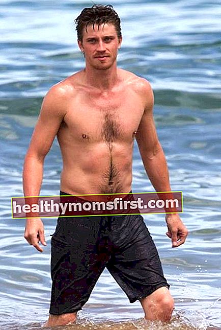 Garrett Hedlund bertelanjang dada di pantai pada tahun 2014