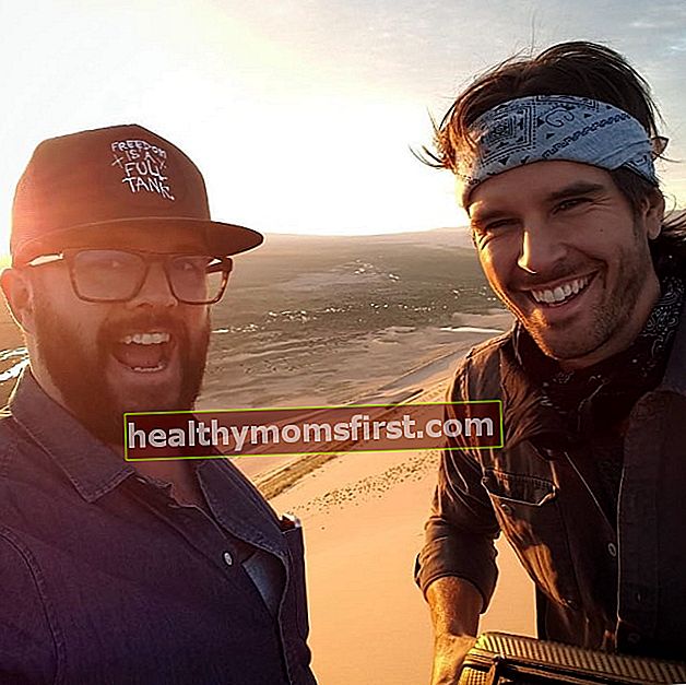 モンゴルの砂丘の頂上でピーター・ハーヴェイと一緒にセルフィーで笑っているグラハム・ワードル（右）