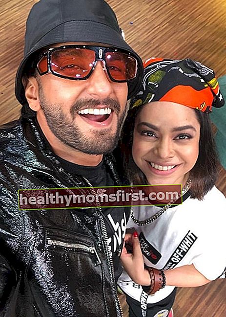 Sumona Chakravarti, Şubat 2019'da Ranveer Singh ile birlikte selfie çekerken gülümsüyor