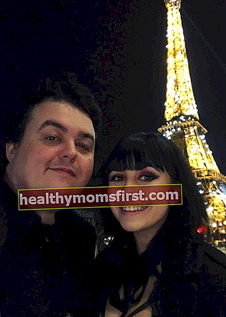 Daz Black tersenyum dalam selfie bersama Soheila Clifford di Menara Eiffel di Paris, Prancis pada Februari 2020