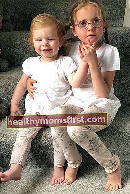 Sophie Conder seperti yang dilihat ketika duduk bersama adiknya, Chloe, pada Mei 2019