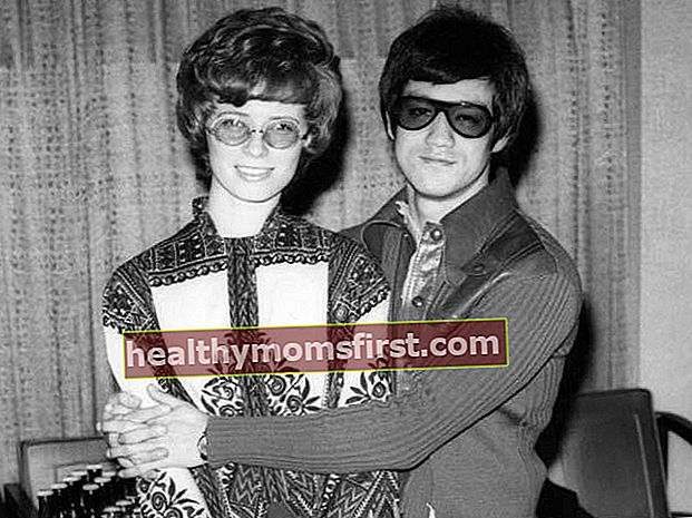 Bruce Lee dan istrinya Linda Lee Cadwell dalam foto pribadi yang dirilis setelah kematiannya