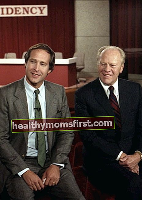 1986年にジェラルドRフォード博物館で開催されたユーモアと大統領会議の前に座っているチェビーチェイス（左）とジェラルドフォード