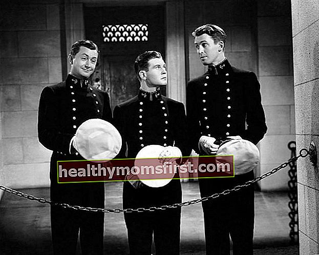 From Left to Right - Robert Young, Tom Brown, dan James Stewart seperti yang terlihat dalam film drama-olahraga Amerika 'Navy Blue and Gold'