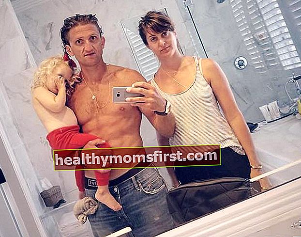 Casey Neistat dan Candice Pool dengan putrinya dalam selfie pada Juli 2017
