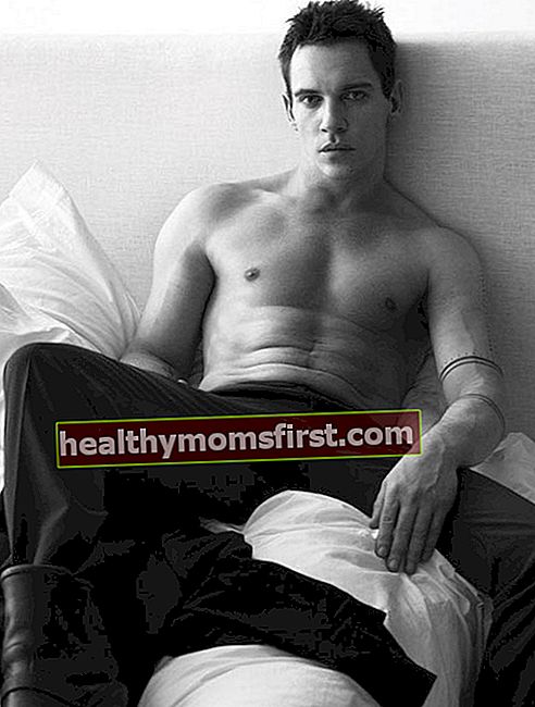 Jonathan Rhys Meyers bertelanjang dada