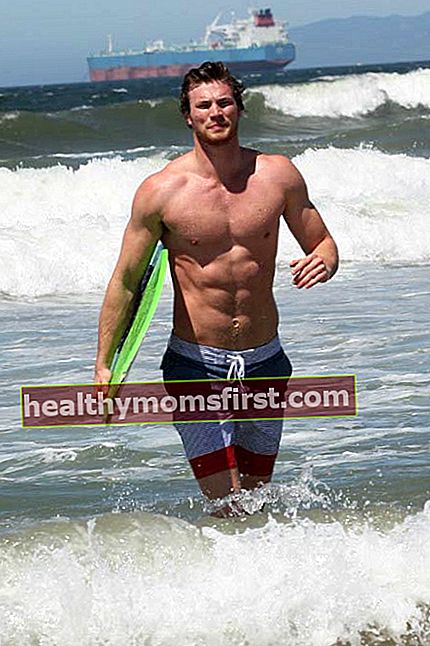 Derek Theler saat berselancar pagi di pantai Malibu pada bulan Juni 2013