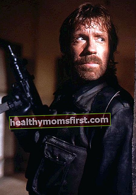 Chuck Norris di lokasi syuting The Delta Force (1986)