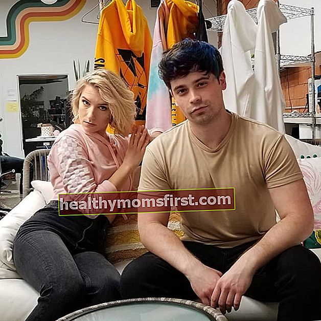 Damien C.Haas terlihat saat berpose untuk berfoto bersama Courtney Miller pada Juni 2019