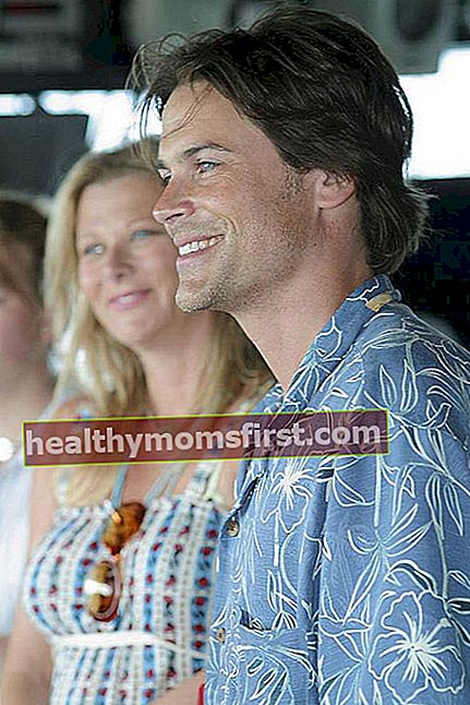 Rob Lowe dengan istri Sheryl Berkoff seperti yang terlihat pada tahun 2003