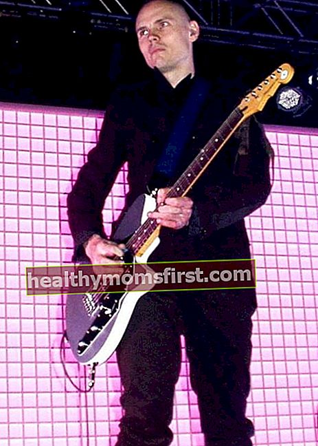 Billy Corgan selama pertunjukan di bulan Juni 2005