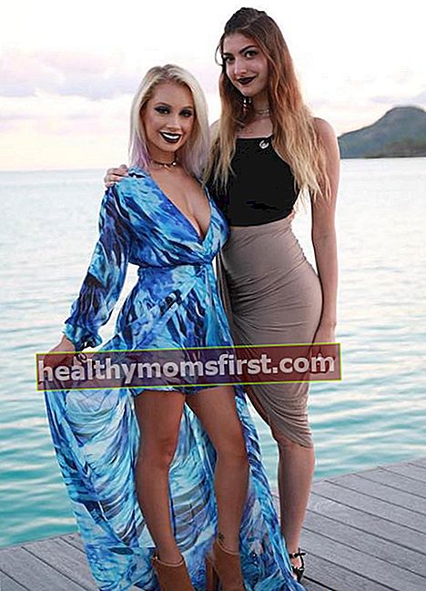 Rachel Levin dengan vlogger kecantikan, Nicol Concilio di Bora Bora pada Oktober 2016