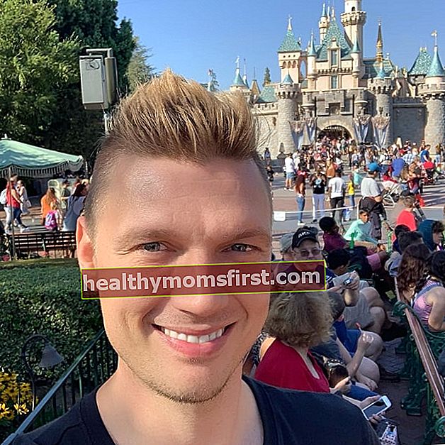 Nick Carter ถ่ายเซลฟี่ที่ดิสนีย์แลนด์ในเดือนตุลาคม 2018