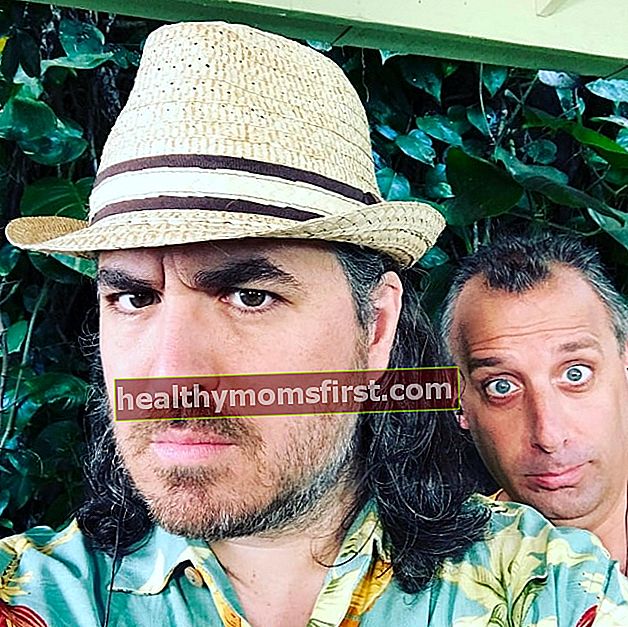 Brian Quinn dalam selfie dengan Joe Gatto di Hawaii pada April 2017