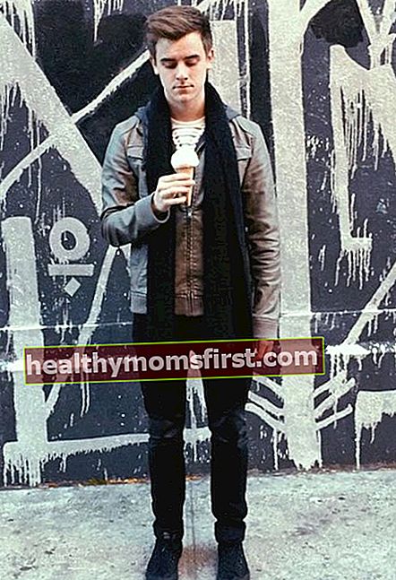 Connor Franta makan es krim