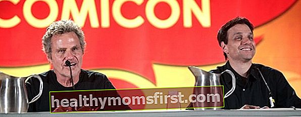 アリゾナ州フェニックスのフェニックスコンベンションセンターで開催された2016年のフェニックスコミックコンで講演しているラルフマッチオとの写真に写っているマーティンコーブ（左）