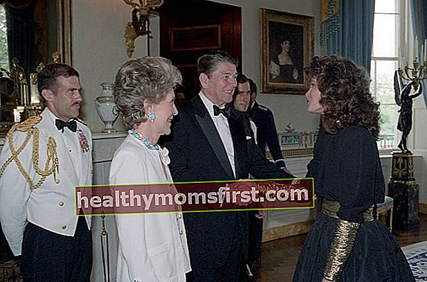 Jaclyn Smith menyapa Presiden Ronald Reagan dan Ibu Negara Nancy Reagan pada Resepsi untuk Kontributor Utama dan Penghibur untuk Gala Festival Teater Ford 1986 di The Blue Room pada bulan Juni 1986