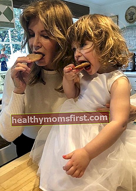 Jaclyn Smith terlihat saat menikmati kue bersama cucunya dalam sebuah postingan Instagram pada Februari 2019