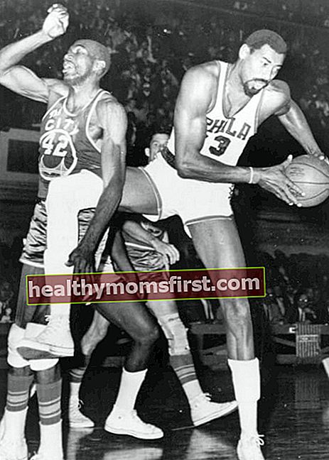 1966年のバスケットボールの試合中に撮影されたウィルトチェンバレン（右）とネイトサーモンド