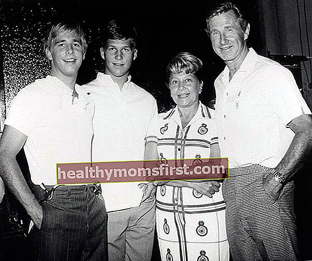 Jeff Bridges muda (kedua dari kiri) dengan kakak laki-laki Beau Bridges (paling kiri), ibu Dorothy dan ayah Lloyd Bridges di acara publik tahun 1960-an