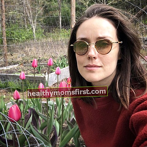 Megan Boone terlihat saat melakukan selfie dengan bunga tulip cantik pada April 2019
