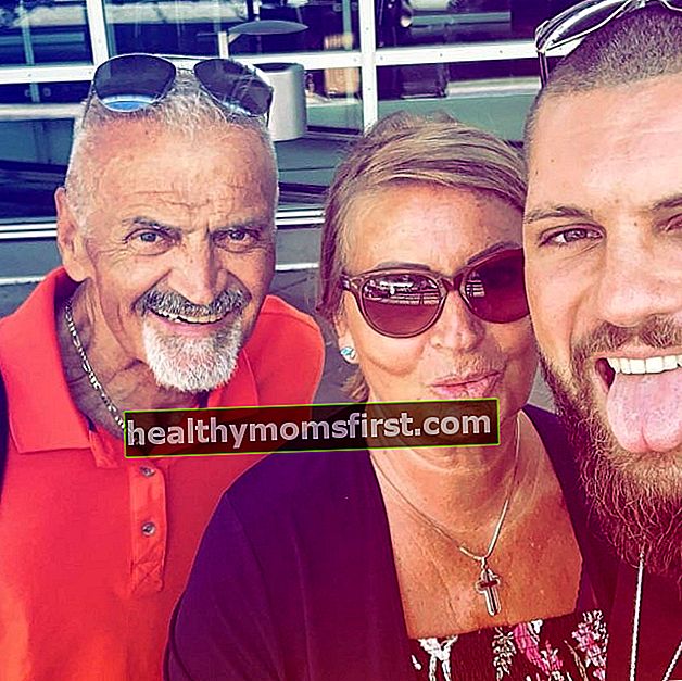 Florian Munteanu terlihat dalam selfie yang diambil bersama ibu dan ayahnya pada September 2019