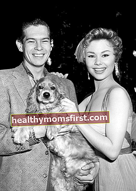 ミッツィゲイナーは1954年にジョニーレイと一緒に写真のポーズをとる