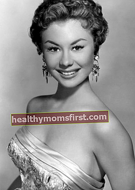 Mitzi Gaynor terlihat sambil tersenyum ke arah kamera c. 1954