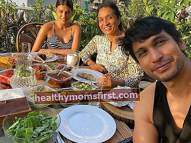 Arjun Kanungo terlihat saat melakukan selfie bersama ibunya dan Carla Dennis pada Mei 2020